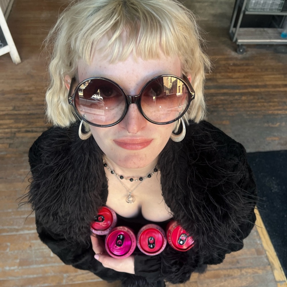 Meet your Posher, Crystal